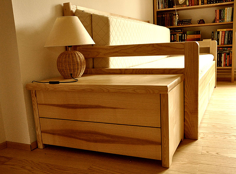 Jasanová postel může sloužit jako pohovka, jednolůžko či dvojlůžko